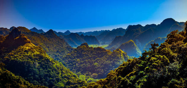 越南猫巴岛的岩石和山脉。全景景观。越南