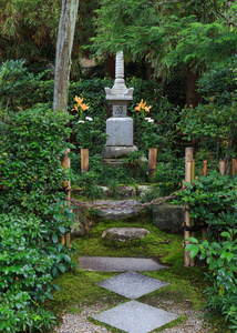 源没有赖政坟墓里院在京都，日本
