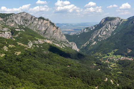 令人惊叹的巴尔干山脉景观与弗拉察塔通行证, 弗拉察镇和 zgorigrad 村, 保加利亚