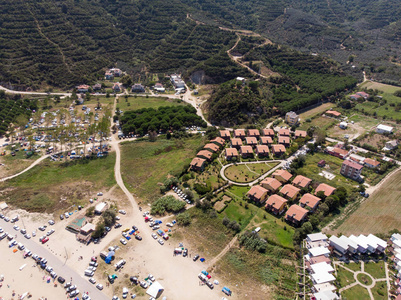 空中无人机视图的建筑物, 树木在 Erdek TurankoyBalikesir 土耳其。自然在城市