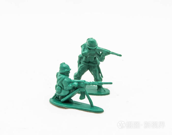 两个绿色塑料玩具士兵