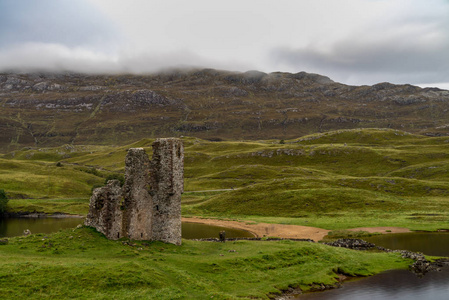 苏格兰高地乌拉浦附近的 loch 公羊上的 ardvreck 城堡。在北岸500号的公路上