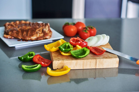 蔬菜新鲜西红柿, 洋葱, 辣椒在切板上