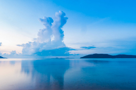 美丽的户外景观与热带海滩和海在日出时间为假日旅行和假期