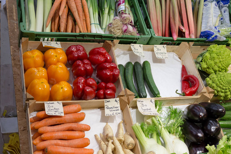 五颜六色的新鲜蔬菜在市场大厅德国南部斯图加特