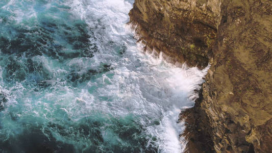 爱尔兰西海岸上空的野生海洋水