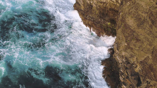 爱尔兰西海岸上空的野生海洋水