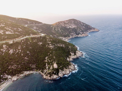 空中无人机鸟瞰海滩湾在 Erdek TurankoyBalikesir 土耳其。自然在城市