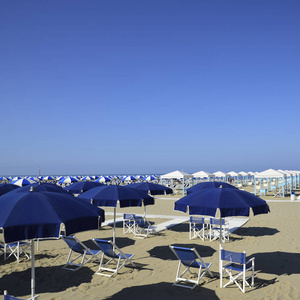 海滩与海滩雨伞在维西利亚。意大利托斯卡纳区