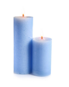 白色背景上的两根装饰性蓝色蜡蜡烛