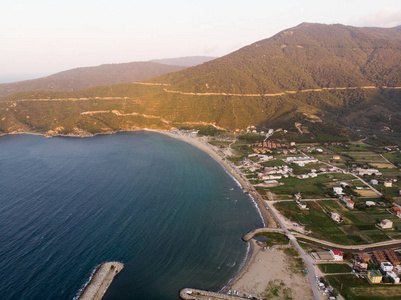 空中无人机视图的海滩湾与人在 Erdek TurankoyBalikesir 游泳。自然在城市