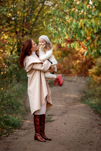 迷人的美丽的母亲散步与小女儿女孩