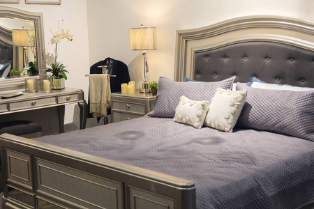 豪华卧室的床和其他家具拥有经典风格。内部