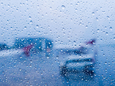 玻璃上的水滴背景, 玻璃上的雨在窗口城市背景