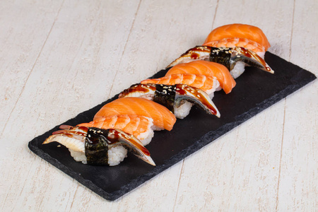 寿司拼盘配鲑鱼和鳗鱼