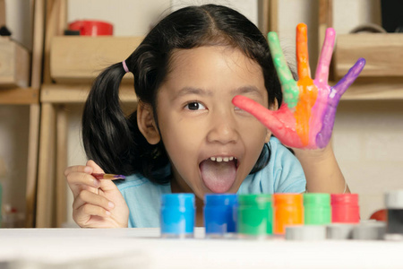 这个小女孩在手上露出了画中的色彩和快乐。选择 焦点浅景深 字段