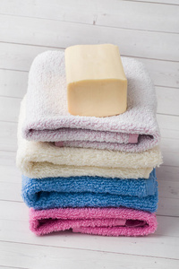 白色背景的水疗和健康概念。毛巾奶油皂及洗浴用品