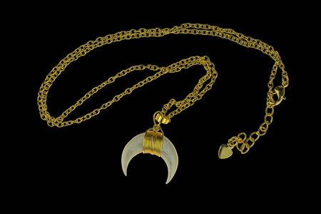 豪华典雅昂贵的珠宝与珍珠新月月光石宝石和金黄链子被隔绝在黑背景