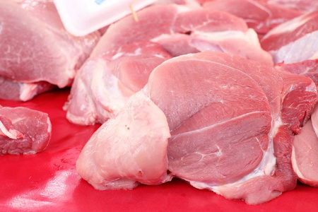 新鲜猪肉在市场上