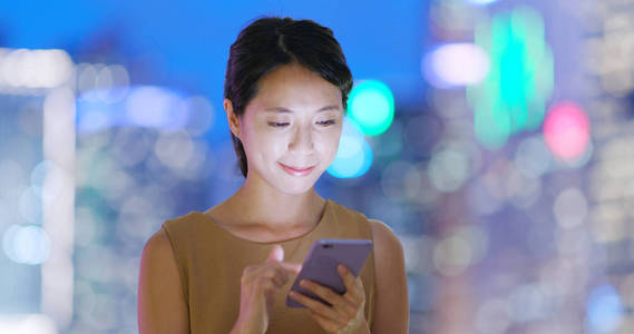 在城市中使用智能手机的女人
