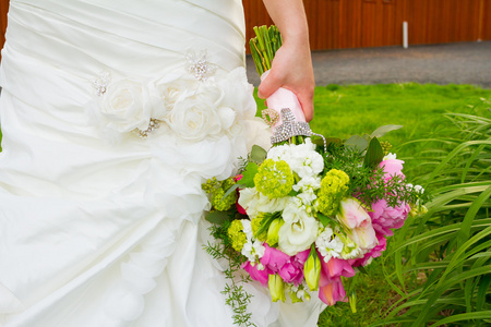 新娘举行束鲜花