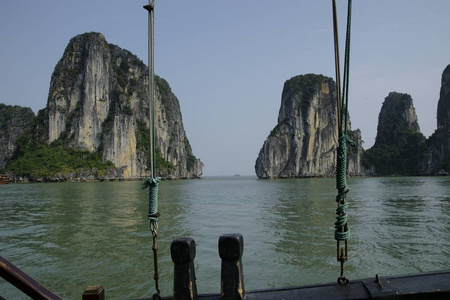 越南传统船驶过下龙湾