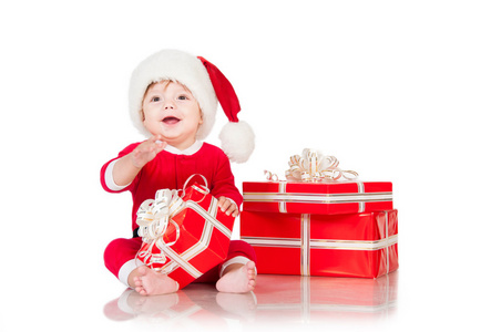 性格开朗的小圣诞老人与礼物。白色背景上孤立