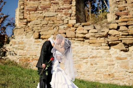 新郎和新娘接吻在古老的城堡里图片