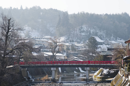 日本高山上的红桥或 Nakabashi 桥