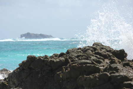 与尔卡洪岩岸黎明海滩圣马丁岛的波和蔚蓝的天空和加勒比海海景