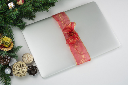 Macbook 的圣诞礼物与红色 金色丝带