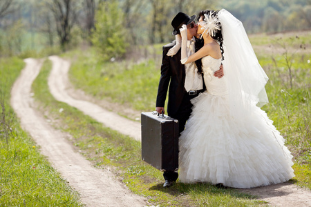 接吻的婚礼夫妇图片