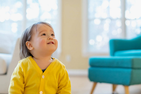 幼儿男孩在他的房子里玩耍