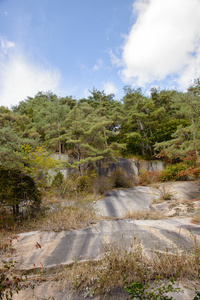 巨大的岩石，在一座山