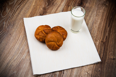 面包和一杯牛奶木桌子上