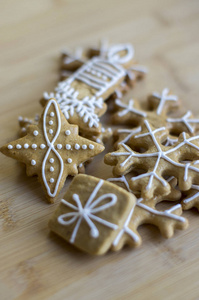 彩绘传统圣诞蜜糖饼安排在木托盘在白天, 常见的美味糖果节日, 各种形状雪花, 现在和明星