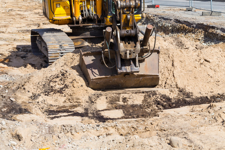 重型 工业挖掘机前进道路的土壤和沙子