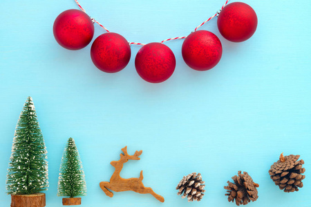 圣诞节和新年背景。圣诞树, 驯鹿, 松树锥和红色球在蓝色背景。创意平躺, 边框和顶部景观设计
