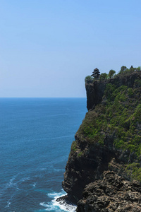 在印度尼西亚巴厘岛, 悬崖上的 pura luhur uluwatu 寺庙, 可欣赏到蓝色印度洋的美丽景色