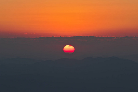 美丽的日出在山上与红色天空背景