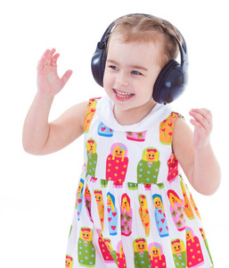美丽可爱快乐的小女孩用耳机