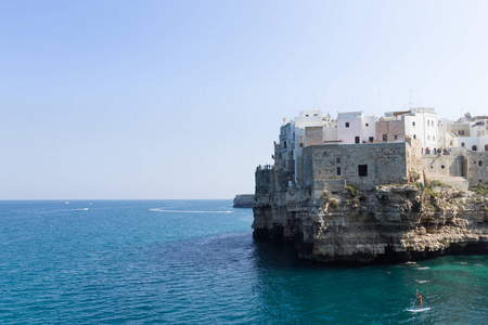 Polignano 一匹母马查看，阿普利亚，意大利。意大利的全景。峭壁上亚德里亚海