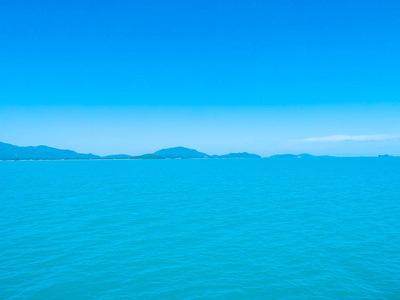 美丽的热带海洋与白云在蓝天背景为旅行和假期