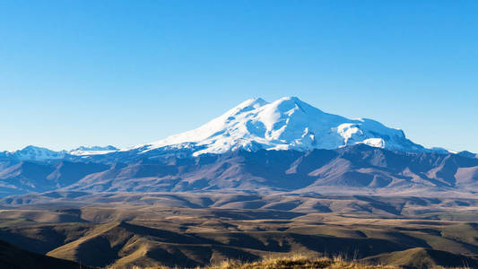 前往北高加索地区地区秋季清晨从 Bermamyt 高原厄尔布鲁士侯姆旅舍山全景