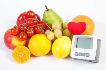 基于白色背景健康生活方式和预防高血压概念的血压监测与蔬菜新鲜水果