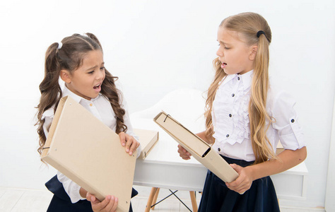 小女孩在课堂上与文件夹打架的争执。学校小朋友吵架或争执
