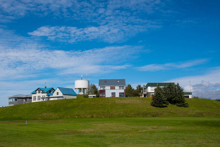 冰岛 Hornafjordur 镇的建筑在夏天的一天