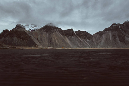 流浪探险家发现冰岛自然奇观。Stokksens Vestrahorn