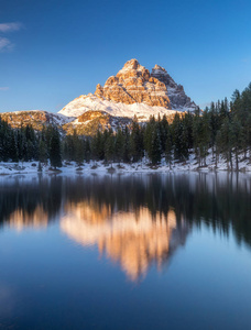 Antorno 湖与著名的 Cime di Lavaredo Drei Zinnen 山。白云岩阿尔卑斯山, 贝卢诺, 意大