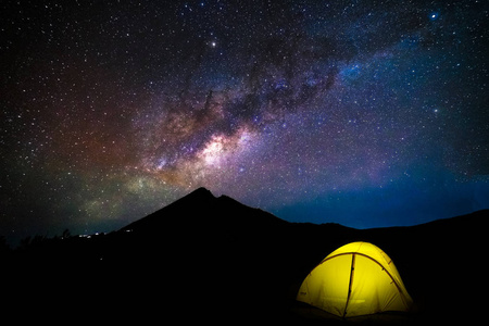 夜空银河与发光帐篷乌尔卡诺林加尼目岛工业
